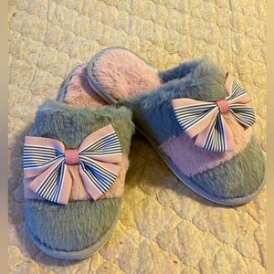 Super cute pink and gray furry slippers with bow